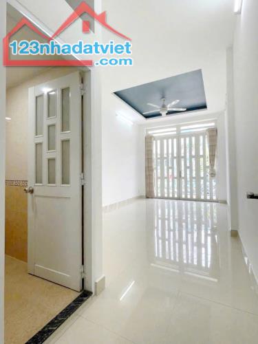 Mặt tiền 2 lầu/ST Âu Dương Lân P2Q8 -  Giá : 14.5 Tỷ - 1