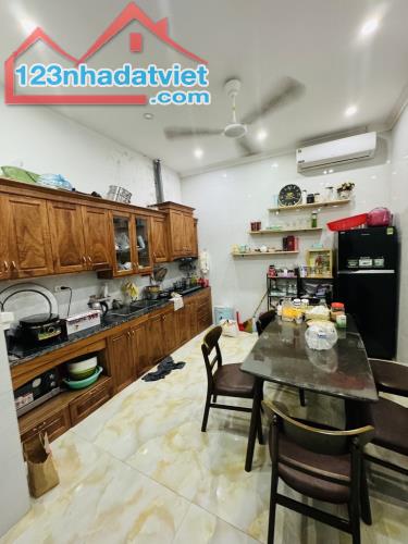 Nhà đẹp ở ngay đón tết, đủ nội thất, ngõ ô tô, 43m2 Việt Hưng - 2