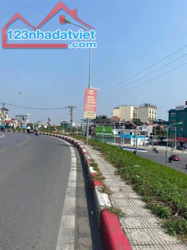 42m dân xây Ngọc Thuỵ  Long Biên ô tô đỗ cổng .