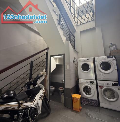 Bán nhà 5Tầng - 12Phòng, Mặt Tiền Đường - BV Lê Văn Thịnh, Q2. Giá 11.6 Tỷ