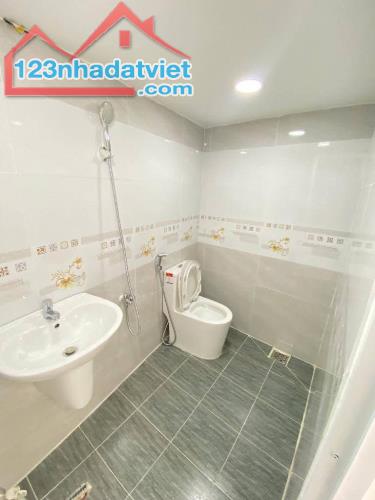 🏡NHÀ HẺM THÔNG 2 MT ĐƯỜNG LỚN, DT 33.3M2 , NGANG KHỦNG , 3 TẦNG . 0902493390 - 4