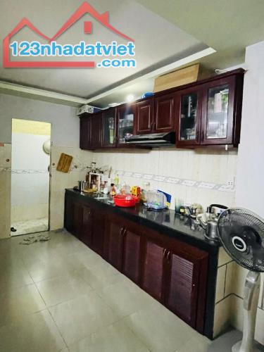 BÁN NHÀ GẦN CÔNG VIÊN LÀNG HOA GV - DT 52M² - 4 TẦNG BTCT - HXH ĐẬU CỬA - CHỈ NHỈNH 5 TỶ - 3