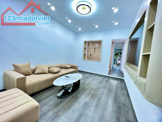 Bán căn hộ tập thể Phương Mai, Đống Đa, 60m2, nhà đẹp ở luôn tặng full nội thất