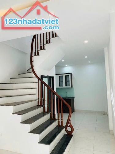 Nhà 3 tầng mới toanh đầy đủ công năng sử dụng vị trí đẹp giá 2,9 tỷ