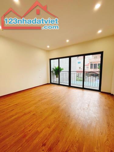 **Nhà Ngọc Thụy 2 thoáng - Ô tô vào nhà, KD - Gần công viên - 80m2*5T*4.8m thang máy - 3