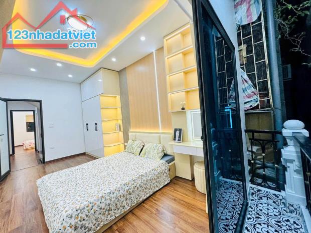 Hàng hiếm Nguyên Hồng 43m2, gần phố, full NT cao cấp, 2 mặt thoáng, view đài truyển hình