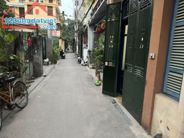 Ngọc Thụy 30m2 x 5T 5m ra oto thông, hàng xóm Mipec, full nội thất ở luôn. 6,2tỷ