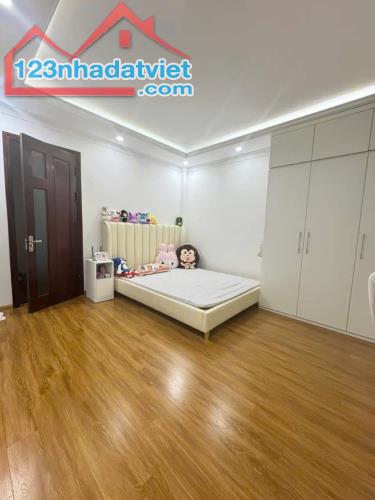 Ngọc Thụy 30m2 x 5T 5m ra oto thông, hàng xóm Mipec, full nội thất ở luôn. 6,2tỷ - 2
