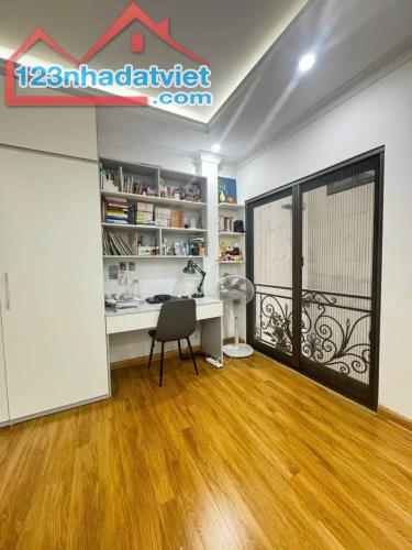 Ngọc Thụy 30m2 x 5T 5m ra oto thông, hàng xóm Mipec, full nội thất ở luôn. 6,2tỷ - 3