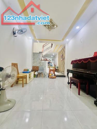 Chủ ngợp bank 6 tỷ, bán gấp nhà HXH đua, 3 tầng Cộng Hòa, 70m2, giảm 1 tỷ, chỉ còn 8.x tỷ.