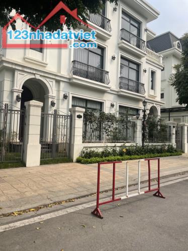 Gia đình vỡ nợ, bán biệt thự 164m2 Hoàng Lan Vinhomes Green Bay, giá 380 triệu/m2