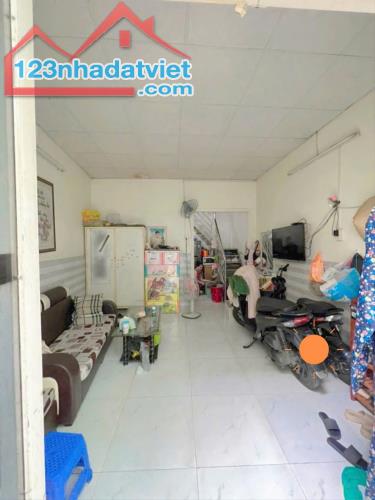 Tân Quý, Tân Phú. Nhà 2 tầng, sát hẻm xe hơi. DT:30m2, Nhỉnh 2 tỷ - 2