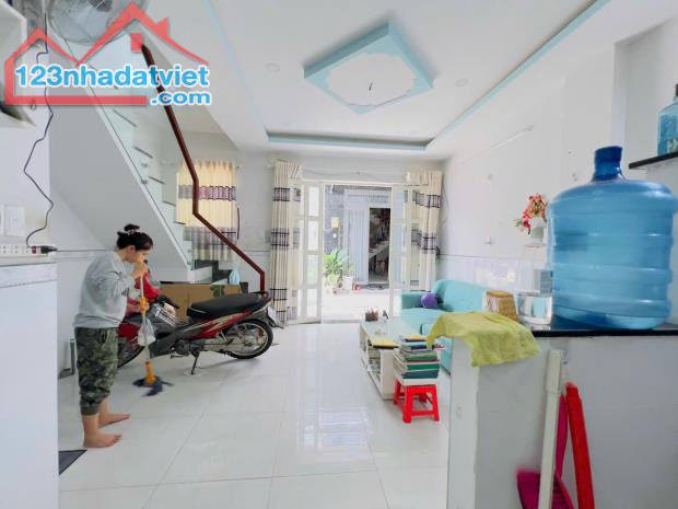 Bán Nhà Đẹp DTSD 60m2 Ngang 5m Lê Văn Thọ gần CV Làng Hoa Nhỉnh 3 Tỷ. - 1