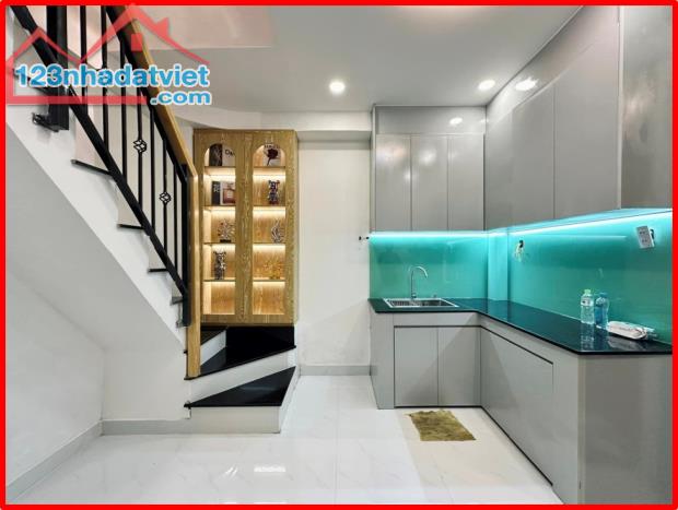 Bán Nhà 4 Tầng, 36,5m² Ngọc Thụy Long Biên, Ô Tô Đỗ Cửa, Nội Thất Tiền Tỷ, Giá Hấp Dẫn -