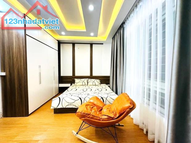 TRUNG TÂM CẦU GIẤY ĐÓN ĐẦU XU HƯỚNG CHỈ NHỈNH 5 TỶ - NGUYỄN KHÁNH TOÀN 32M2x5T - NHÀ ĐẸP - 2