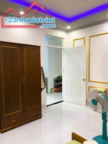 NHÀ ĐẸP Ở LIỀN - 2 TẦNG - DT 92 M2 (4 x 23) - 7 CHỖ ĐỖ CỔNG - HOÀNG HOA THÁM - BÌNH THẠNH. - 2