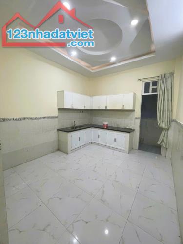 Bán nhà 3 lầu đúc, 60m2 đất, cách HXH 1 căn đường Bùi Minh Trực P6Q8 - 2