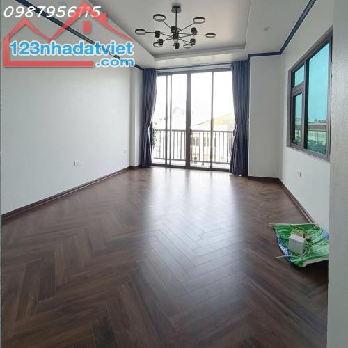 ** Ô tô tránh kinh doanh - Nhà Nguyễn Văn Cừ, Bồ Đề-  Căn góc 49m2*6T*4m, thang máy - 2