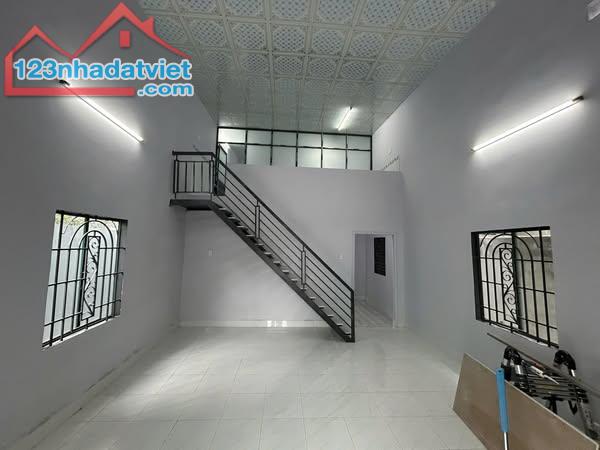 Bán nhà cách cầu Xáng tầm 3km. Dt: 6x15m giá 1 ty 650 triệu. 2 phòng ngủ/ SHR. 09767.33394 - 2