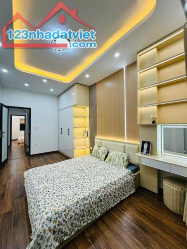 Bán nhà Nguyên Hồng, mới đẹp, nội thất xịn, thoáng trước sau, 45m2, 4 tầng, chỉ 8.98 tỷ. - 3