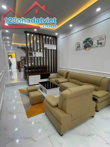 Bán nhà Ngọc Thụy, ngõ rộng, ô tô tránh, đỗ thoải mái - 43m2, 4 tầng, 3.3m - Chào 8.2 tỷ. - 2