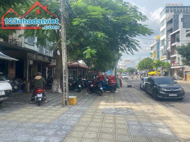 Bán nhà 2 mặt tiền Dã Tượng -Nha Trang gần biển giá tốt - 1