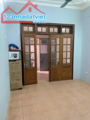 Cho thuê nhà ngõ ba gác phố Giáp Bát Hoàng Mai 45m x 3 tầng, giá 12tr/tháng