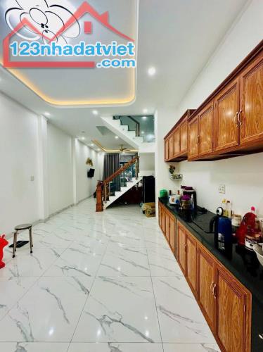 BÁN NHÀ 2 TẦNG, 100M2, NGÕ 10, TÂN PHONG, BIÊN HÒA, ĐỒNG NAI - GIÁ 4.7 TỶ - SỔ HỒNG CHÍNH - 2