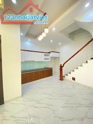 4 TỶ SỞ HỮU NHÀ 5 TẦNG LÔ GÓC Ô TÔ ĐẬU CỬA 42M2, WC KHÉP KÍN 4 NGỦ Ở NGÀY TRƯỚC TẾT - 2