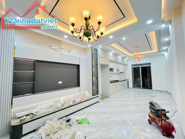 SIÊU PHẨM ĐỨC GIANG 35M2 x 6T GARA ÔTÔ NHÀ MỚI Ở LUÔN THANG MÁY KINH DOANH 8,9TỶ