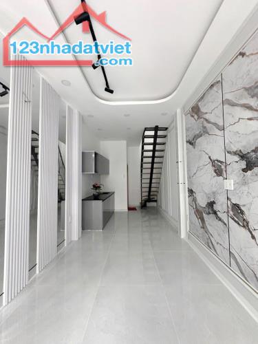 Nhà mới đẹp cách mặt tiền vài bước chân Bông Sao P5Q8 - 1