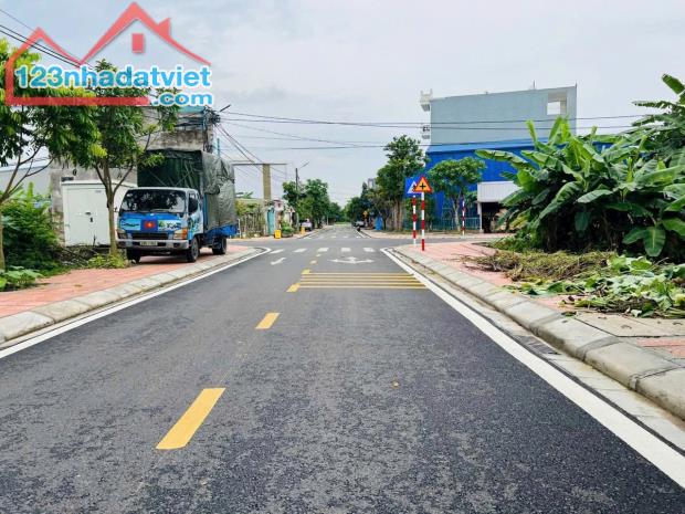 Bán lô đất gần ngay UBND xã Nam Sơn 195m đường 12m giá chỉ 25 tr/m  4,875 tỷ - 2