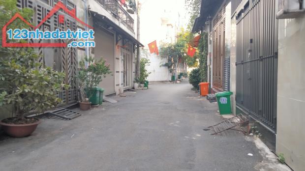 ĐỐI DIỆN VẠN PHÚC CITY HẺM XE HƠI 3 TẦNG BÊ TÔNG CỐT THÉP 4 PHÒNG NGỦ 56M2