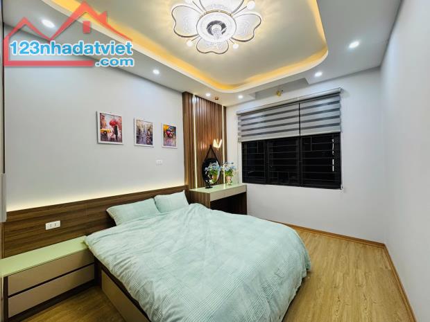 Bán nhà đẹp đường Kim Giang, gần ô tô tránh, gần KĐT Đại Kim, 32m2, 5 tầng, giá 6.85 tỷ.