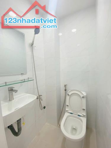 SAU LƯNG CĂN MẶT TIỀN - KHU PHAN XÍCH LONG - 3 TẦNG 3PN - CHỈ 3.X TỶ - 4