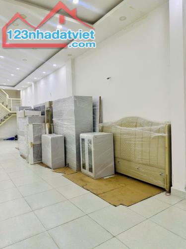 Bán nhà 2 Mặt tiền đường Cộng Hòa - ngay Etown, K300, DT: 4.8x39m, 2 Tầng cũ, 34.8 tỷ