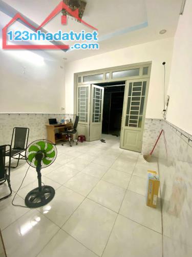 Bán nhà🏘️ C4  hiệp Thành 17 - hẻm xe hơi tới nhà - Quận 12 Đang cho thuê 5triệu.  - 52m2( - 4