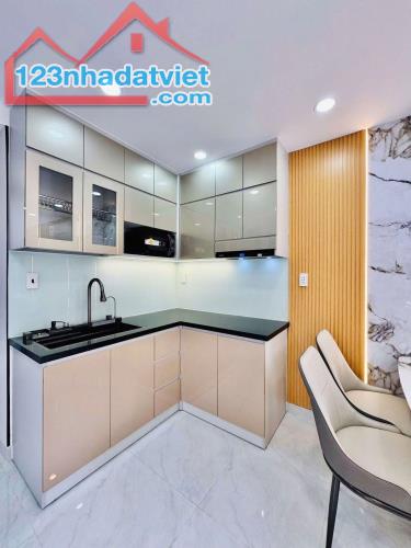 BÁN NHÀ PHÚ NHUẬN - CHỈ HƠN 5TỶ - 2 TẦNG - Ô TÔ NGỦ TRONG NHÀ - 40M2 - HẺM 8M KINH DOANH - 2