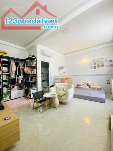 🏠Bán nhà Lê Quốc Hưng, Q.4, 70m², 3 tầng, 4PN, 4WC - 4.3 tỷ 🏠