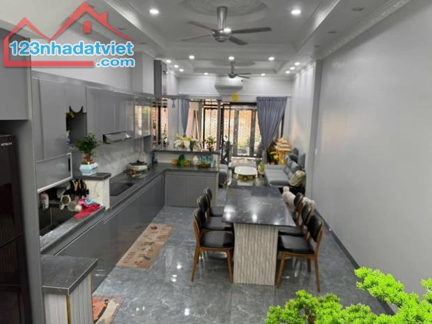 BÁN NHÀ THÀNH PHỐ DĨ AN 93 M².3.99 TỶ