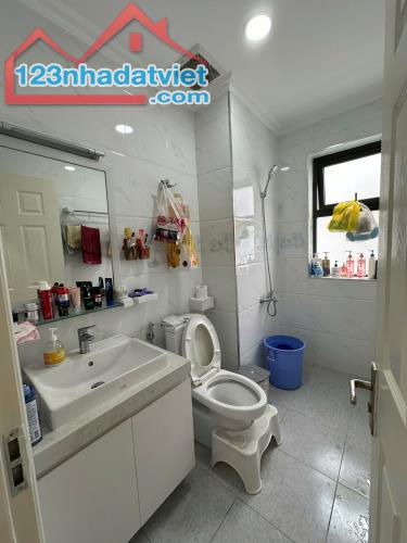 Cho thuê gấp nhà 1 trệt 3 lầu, DT 5x20, trực diện hồ Lakeview City - 4