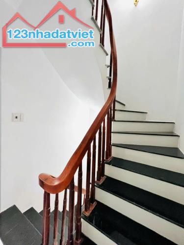 BÁN GẤP NHÀ THẠCH BÀN GẦN HỒ-30M2- 4,5 TỶ Ô TÔ ĐỖ GẦN - 3