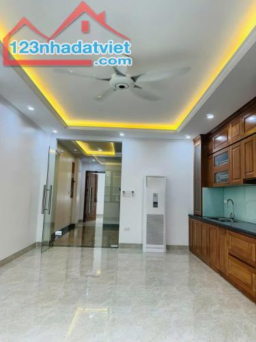 Tòa nhà VP Dương Khuê, Xây mới 7T, SĐ 58/63M, MT 4,5M. ô tô, vỉa hè. 25.5 tỷ - 2