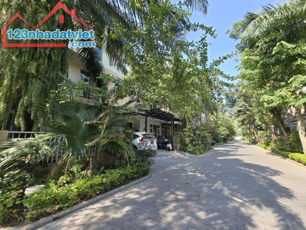 Bán Biệt Thự Palm Garden 205m2 Mặt tiền 11m Giá tốt