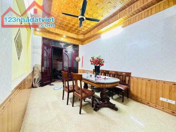 Nhà Nguyễn Đình Hoàn, Cầu Giấy. 44m2, 5 tầng, MT 3.8; Giá 9.9 tỷ   GẦN PHỐ - THOÁNG - 1