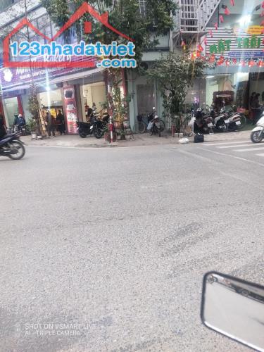 ÔTÔ TẢI TRÁNH, ĐỖ, VÀO NHÀ - NỘI THẤT LONG LANH -CÓ Ô CHỜ THANG MÁY -VẠN PHÚC -HÀ ĐÔNG.