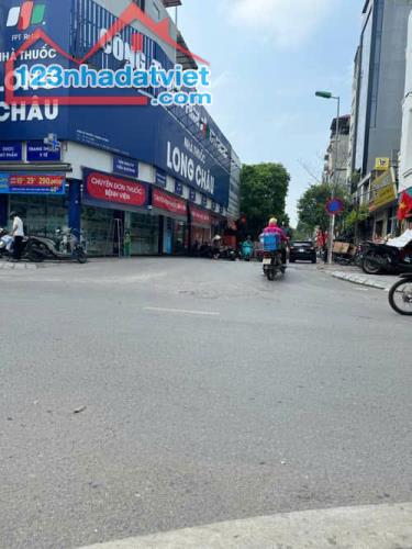 Nhà Hoàng Hoa Thám 190m 3 tầng MT 14m ngõ thông đang cho thuê giá 39.8 tỷ