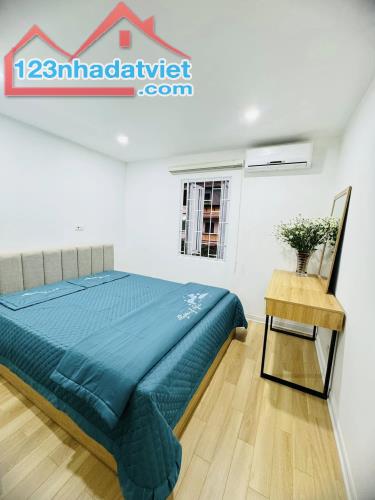 Tập thể mặt phố Thái Thịnh, sân chơi, nhà mới full nội thất về ở luôn. LH 098240895 - 1