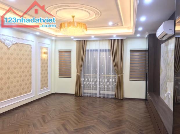 Hời quá! Bán nhà Cổ Linh - Ô tô tránhl - 80m2*5T*5m - Thang máy - 1km tới Aeon Mal - 3