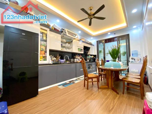 Hot! Nhà Nguyễn Sơn - Bồ Đề - Gara ô tô vào nhà - 74m2*5T*4m, thang máy - 1,5km tới Mipec - 1